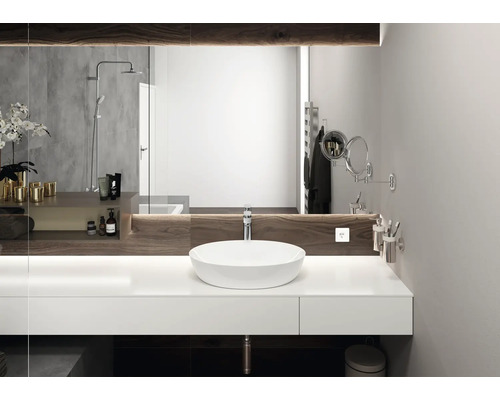 Modernes Badezimmer mit Waschtisch, Aufsatzwaschbecken und Spiegel