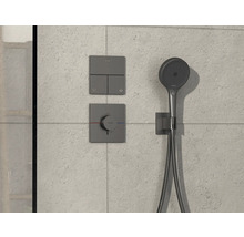 Ensemble de douche avec robinetterie et éléments de commande sur mur carrelé