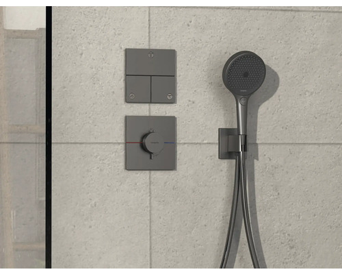 Ensemble de douche avec robinetterie et éléments de commande sur mur carrelé