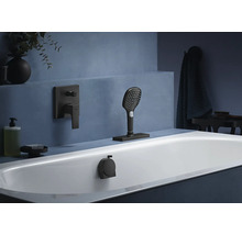 Badezimmer mit Badewanne, Handbrause und Armaturen