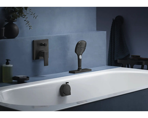 Salle de bain avec baignoire, douchette et robinetterie