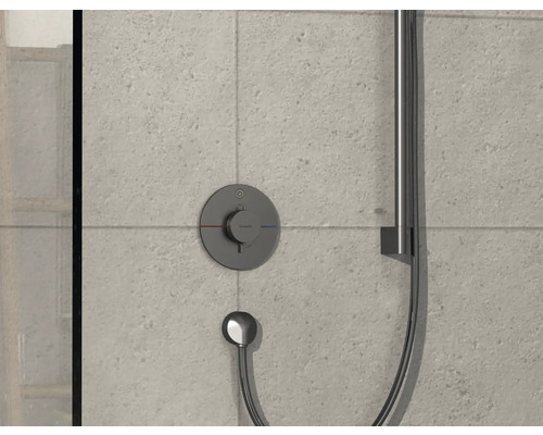 Brausegarnitur mit Thermostatarmatur an der Wand