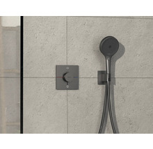 Brausegarnitur mit Thermostat zur Temperaturregelung an der Wand
