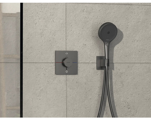 Brausegarnitur mit Thermostat zur Temperaturregelung an der Wand