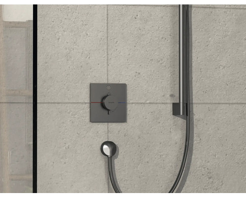 Brausegarnitur mit Thermostatmischer zur Temperaturregelung im Badezimmer