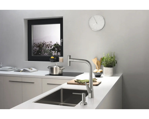 Cuisine moderne avec robinetterie en acier inoxydable, évier et fenêtre