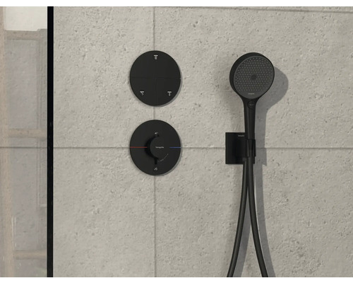 Robinet de douche noir avec douchette sur mur carrelé