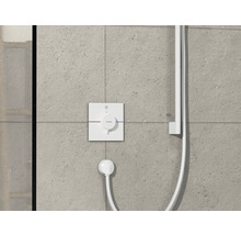 Duscharmatur mit Temperaturregler an gefliester Wand