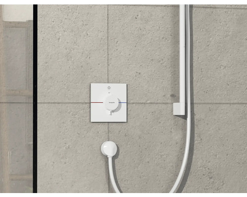 Duscharmatur mit Temperaturregler an gefliester Wand