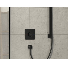 Duscharmatur mit Thermostat und Brauseschlauch an der Wand