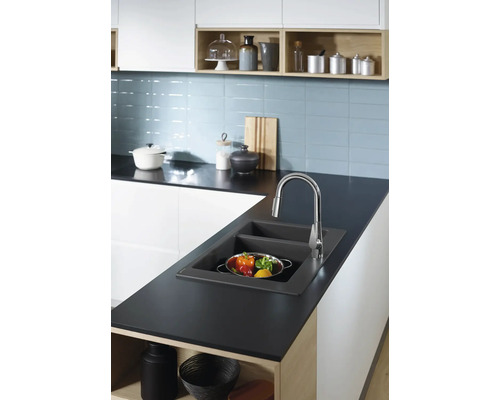 Évier de cuisine avec égouttoir et robinet dans une cuisine moderne