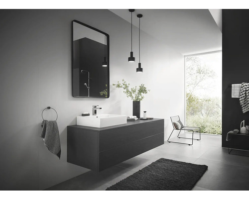 Salle de bain moderne avec meuble sous-lavabo, miroir et éclairage