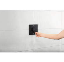 Person bedient Duscharmatur von Hansgrohe im Badezimmer