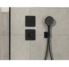 Duschset mit Handbrause und Bedienelementen an der Wand