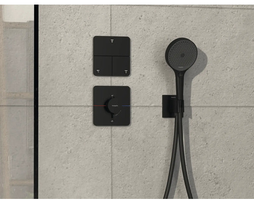 Duschset mit Handbrause und Bedienelementen an der Wand