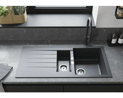 Évier avec égouttoir et deux cuves dans une cuisine