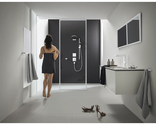 Salle de bains lumineuse avec douche, meuble sous-lavabo, miroir et radiateur.