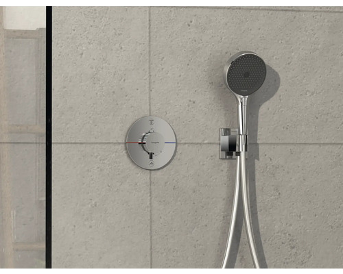 Aufputz-Duscharmatur mit Handbrause und Thermostatregler an gefliester Wand