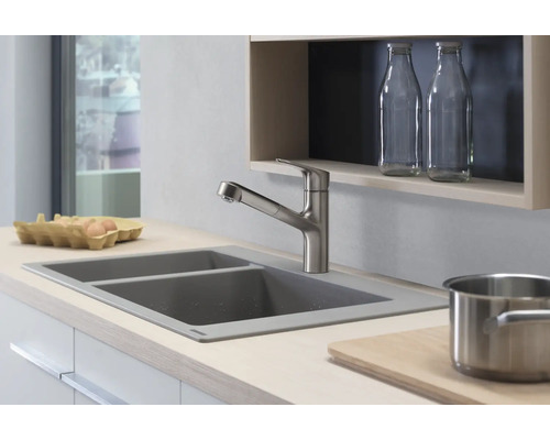 Scène de cuisine avec évier, robinet, boîte à œufs, casserole et bouteilles en verre