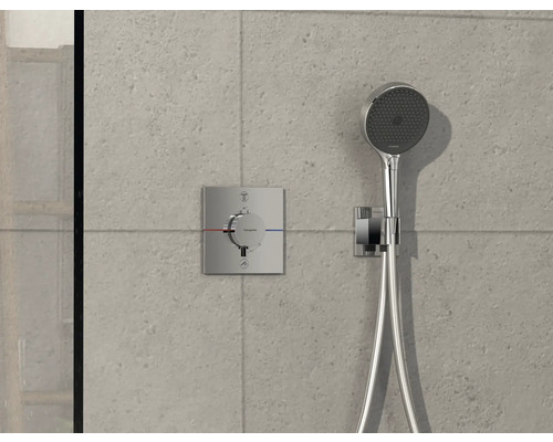Robinet de douche avec douchette à main et régulateur thermostatique sur un mur
