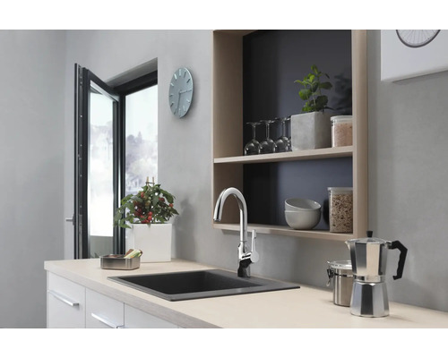 Évier de cuisine avec robinet, plan de travail et étagère ouverte