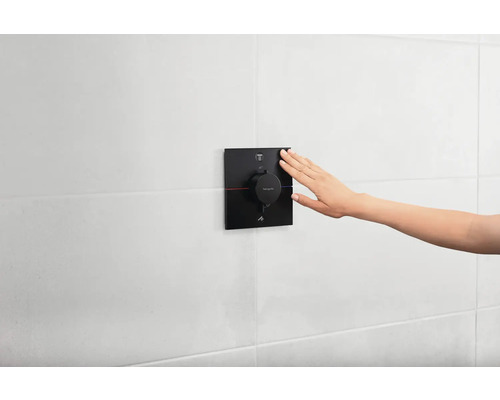 Robinet thermostatique apparent avec main, installé au mur dans la salle de bains