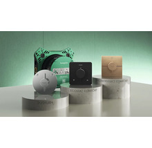 Hansgrohe Duscharmaturen und Zubehör auf Podesten präsentiert.