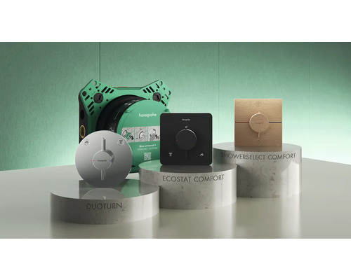 Hansgrohe Duscharmaturen und Zubehör auf Podesten präsentiert.