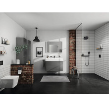 Modernes Badezimmer mit Dusche, Waschtisch, Toilette und Backsteinmauer