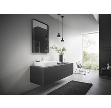 Modernes Badezimmer mit Waschtisch, Spiegel und minimalistischem Design