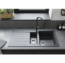 Spüle aus Verbundmaterial mit Abtropffläche und Wasserhahn