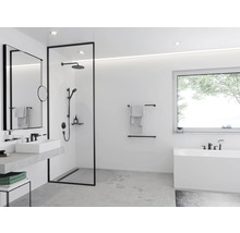 Helles Badezimmer mit Dusche, Waschbecken, Spiegel und Badewanne