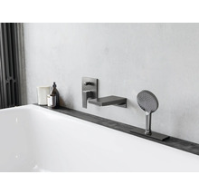 Salle de bains avec baignoire, robinetterie et douchette