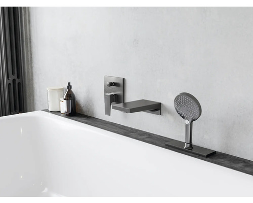 Scène de salle de bains avec baignoire, robinet et douchette