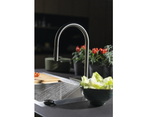 Küchenarmatur mit hohem Auslauf und laufendem Wasser in Spüle