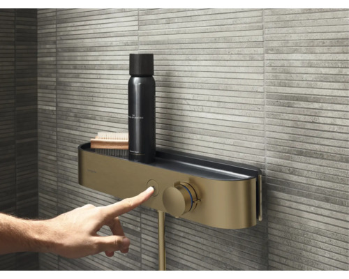 Robinet de douche avec étagère et commande par bouton-poussoir dans la salle de bains.