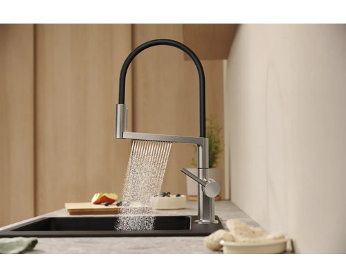 Robinet de cuisine avec jet d''eau au-dessus d''un évier