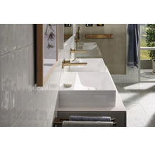 Badezimmer mit zwei Waschbecken, Armaturen und Handtüchern