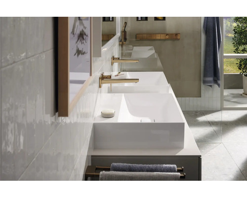 Badezimmer mit zwei Waschbecken, Armaturen und Handtüchern