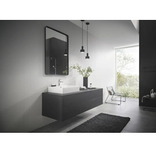 Modernes Badezimmer mit Waschtisch, Spiegel und Beleuchtung