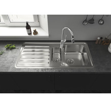 Spüle mit Abtropffläche und Wasserhahn auf einer Küchentheke