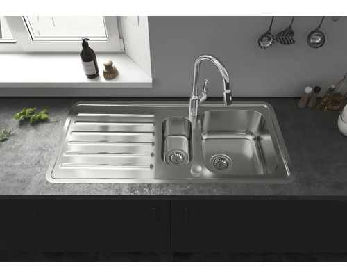 Évier avec égouttoir et robinet sur un plan de travail de cuisine