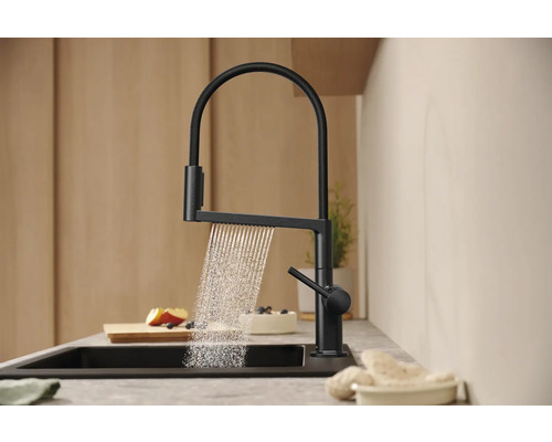 Robinet de cuisine noir avec jet d''eau dans une cuisine moderne
