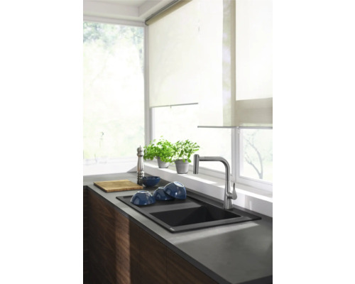 Küchenspüle mit Wasserhahn, Arbeitsplatte, Spülschüsseln und Fenster