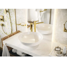 Salle de bain avec lavabos et robinetterie sur un plateau en marbre