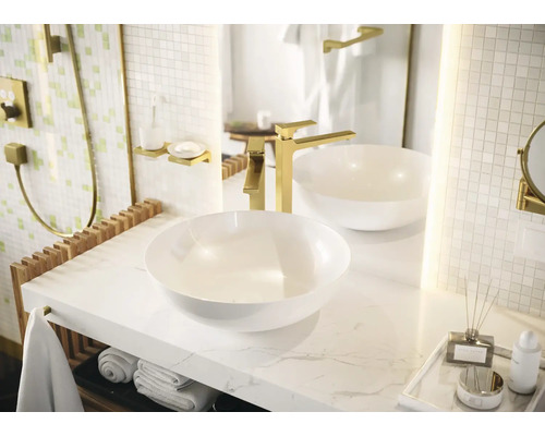 Salle de bain avec lavabos et robinetterie sur un plateau en marbre