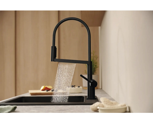 Robinet de cuisine avec jet d''eau dans un design de cuisine moderne