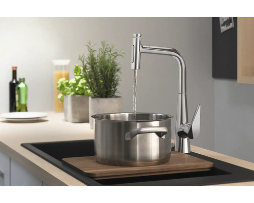 Évier de cuisine avec robinet et casserole sur planche à découper