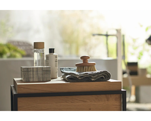 Dekorative Anordnung von Badaccessoires auf einem Holztisch