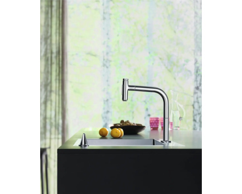 Küchenszene mit Spültischarmatur, Spülbecken und Obstschale